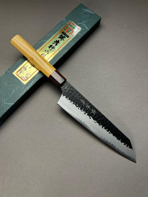 01196 SAKAI TAKAYUKI Нож кухонный Сантоку 165 мм, сталь Aogami Super Kurouchi (Black), рук. Zelkova